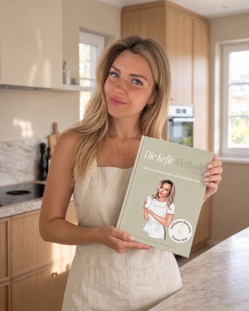 Anastasiya hält ihr E-Book in der Küche